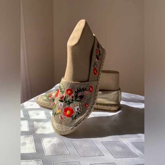 Stunning Gold Fabric Flats with Embroidered Design SIZE 10 Women's Espadrilles - Picture 8 of 12